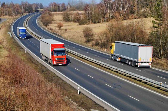 camiones en carretera para transporte